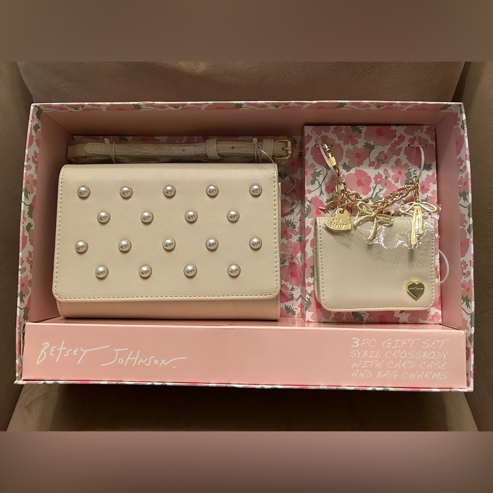 *New* Betsey Johnson Cream and Pearl 3 Piece Gift Set - Picture 2 of 16